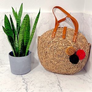 Round straw hand bag